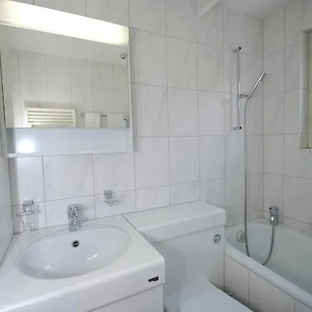 Modern Center - Crown 33 *