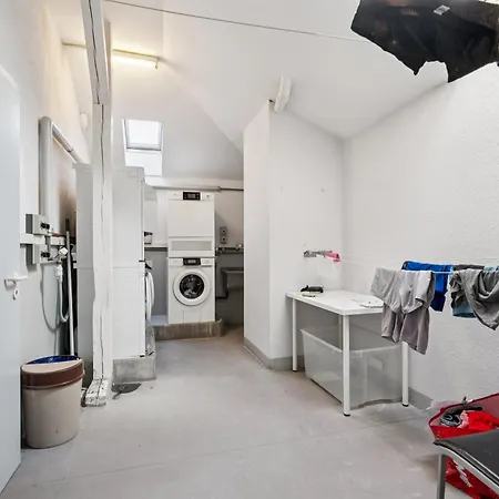 Modern Center - Crown 33 Zurych