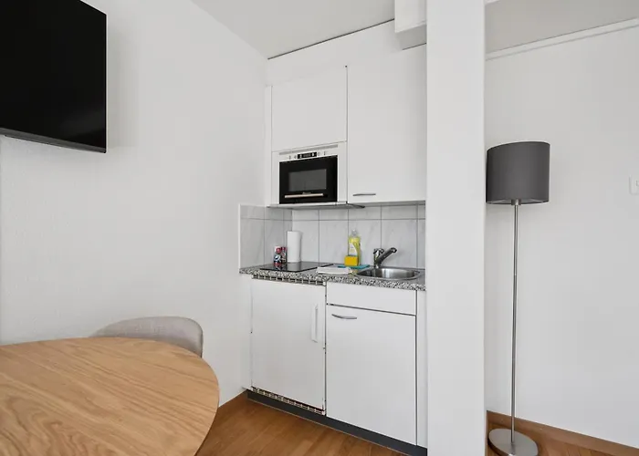 Modern Center - Crown 33 * Zürih