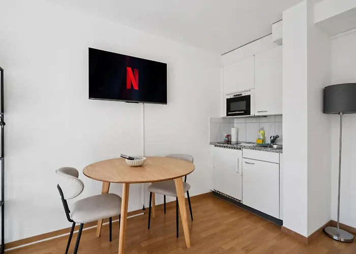 Modern Center - Crown 33 * Zürih