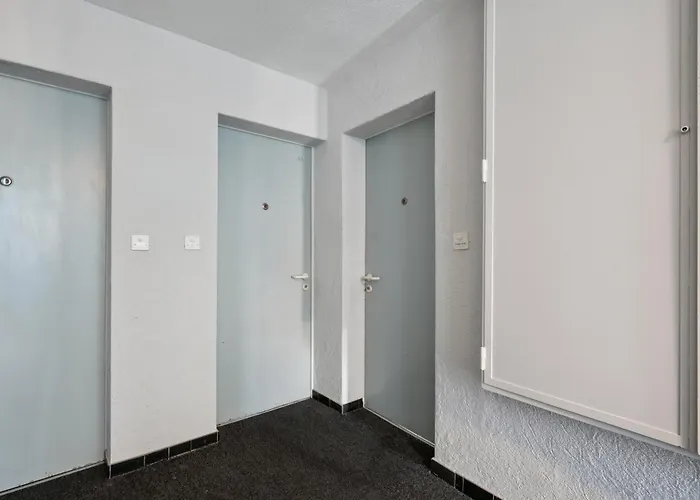 Modern Center - Crown 33 *